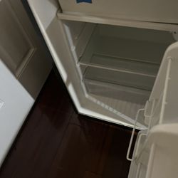 Magic Chef Room Refrigerator With Build In Freezer Compartment 