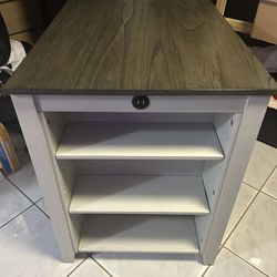 Small Table With 2 Stools! 200$