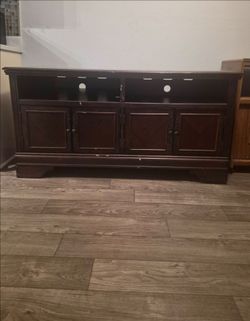 Cherry Finish Wooden TV Stand / Media Console