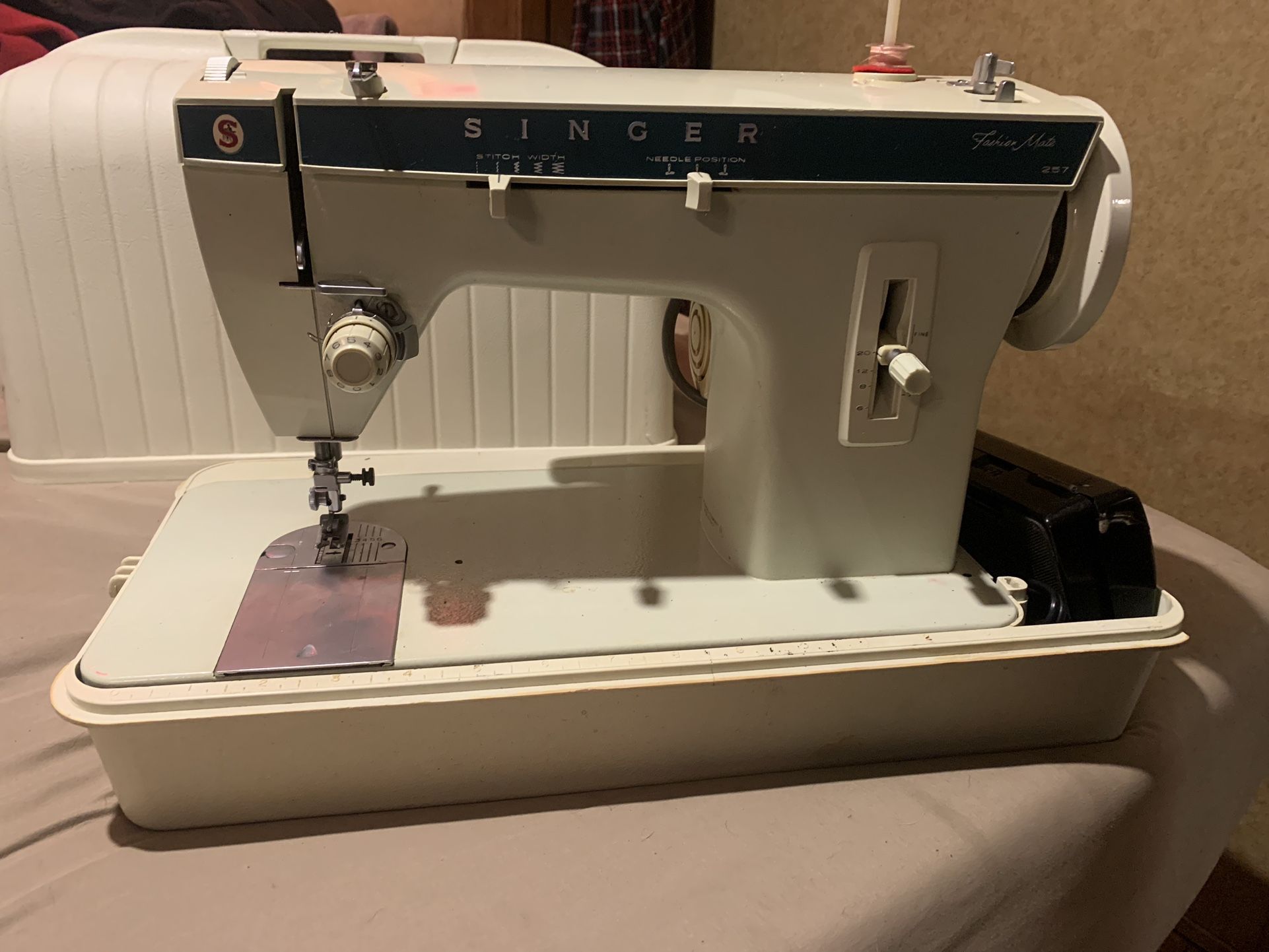 Vintage Singer Fashion Mate 257 Sewing Machine
