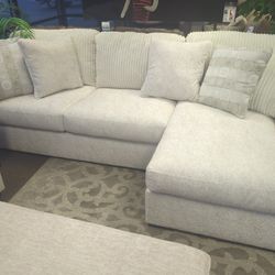 SECTIONAL IN LIGHT COLOR NEW 