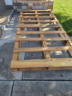 Free wood pallet