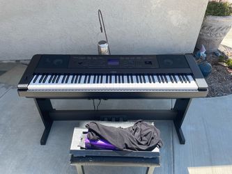 Yamaha DGX-660 88-Key Weighted Digital Piano - works great