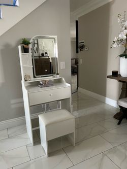 Vanity Like New Condition