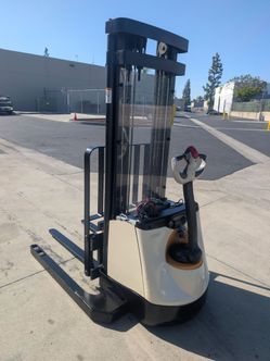 2016 Crown electric walkie stacker sx3000-40