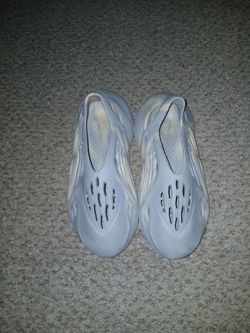 Yeezy Foam Runner Moon Gray - Size 9 - Good Condition
