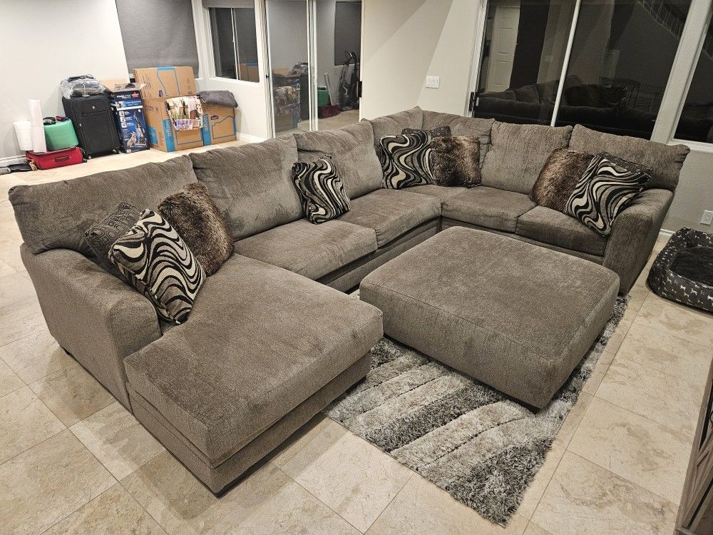 Sectional Couch With Ottoman