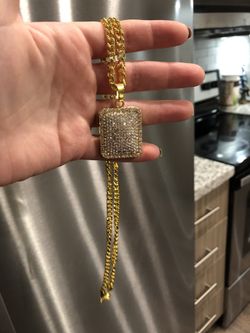 New 18 k yellow gold necklace and pendant