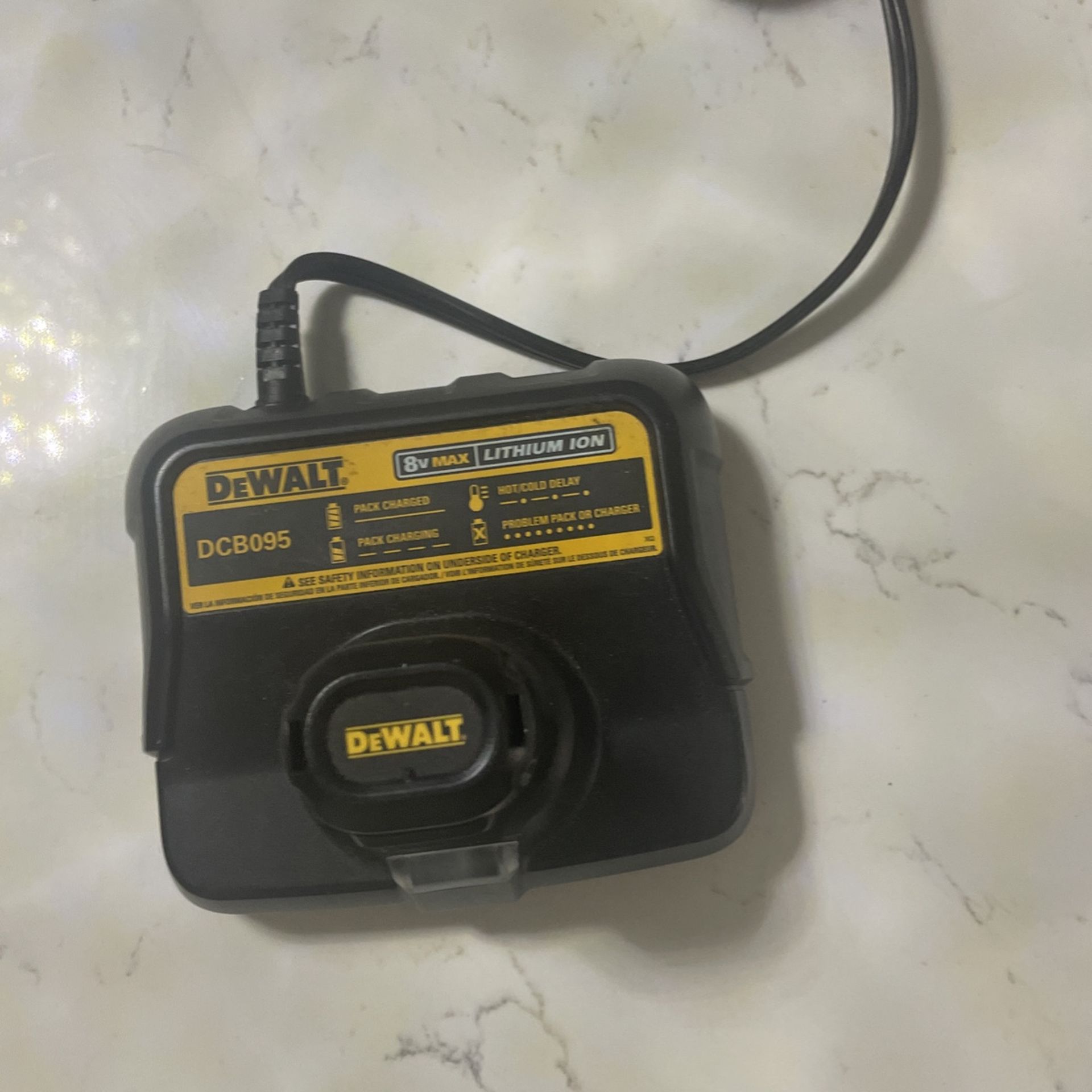DeWalt DCB095 8v MAX and DeWalt DC080 Battery 🔋