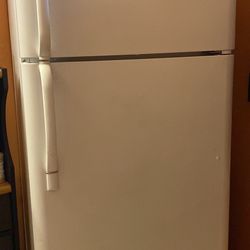 Top Freezer Refrigerator 