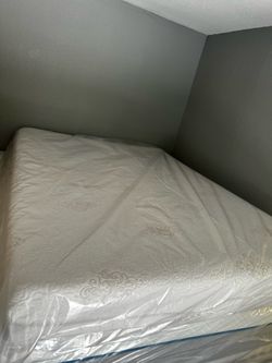 Set queen sizes mattress and box spring