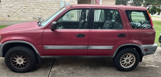 Honda CRV 1998.Needs New Battery. For Sale To mechanical Specialist.Must tow yourself.171,000 mikes