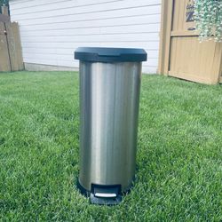 Stainless Steel Step Trash Can - 30L / 7.9 Gal