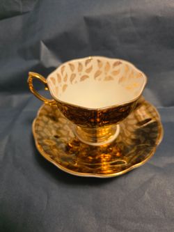 Vintage Royal Albert Gold Burgandy Tea Cup and Saucer. Bone China 0905008