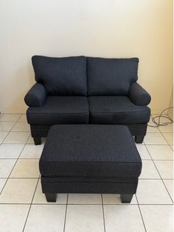 Loveseat Couch/2 person couch