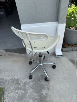 Adjustable height rolling chair