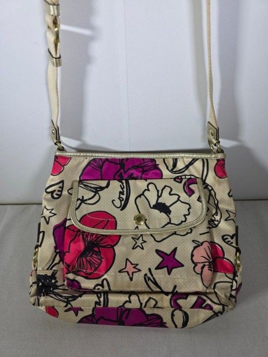 COACH Shoulder Bag Flower White.  The Coach is a Crossbody Bag / Purse