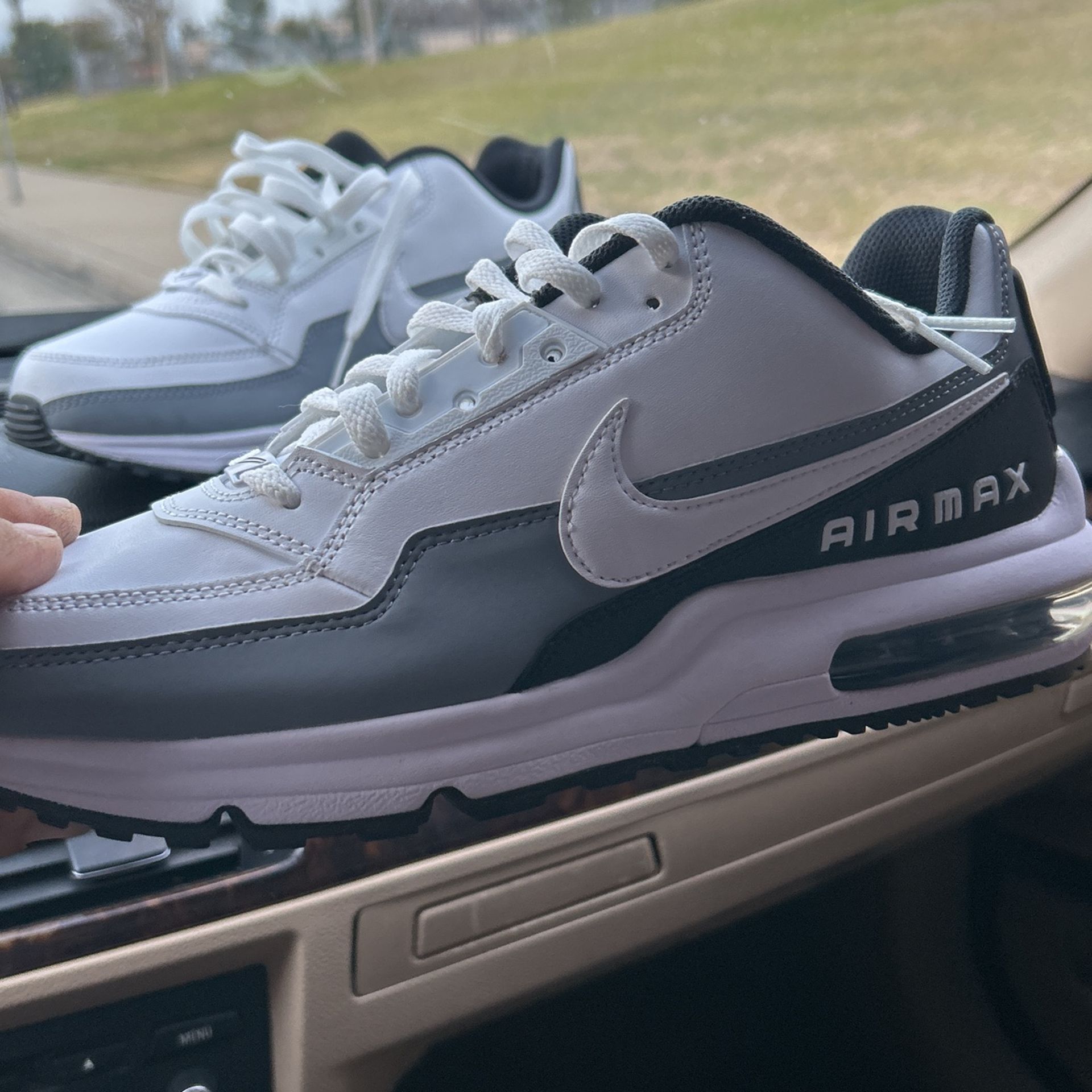 BRAND NEW AIR MAX SIZE 10