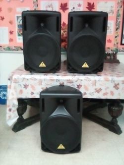 Behringer Eurolive B215D 550 Watt active 2-way PA Speakers