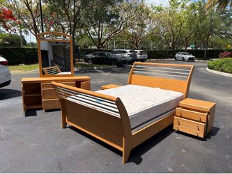 Beautiful Bedroom Set Queen Size Solid Wood Maple Color Like New by Palliser Furniture