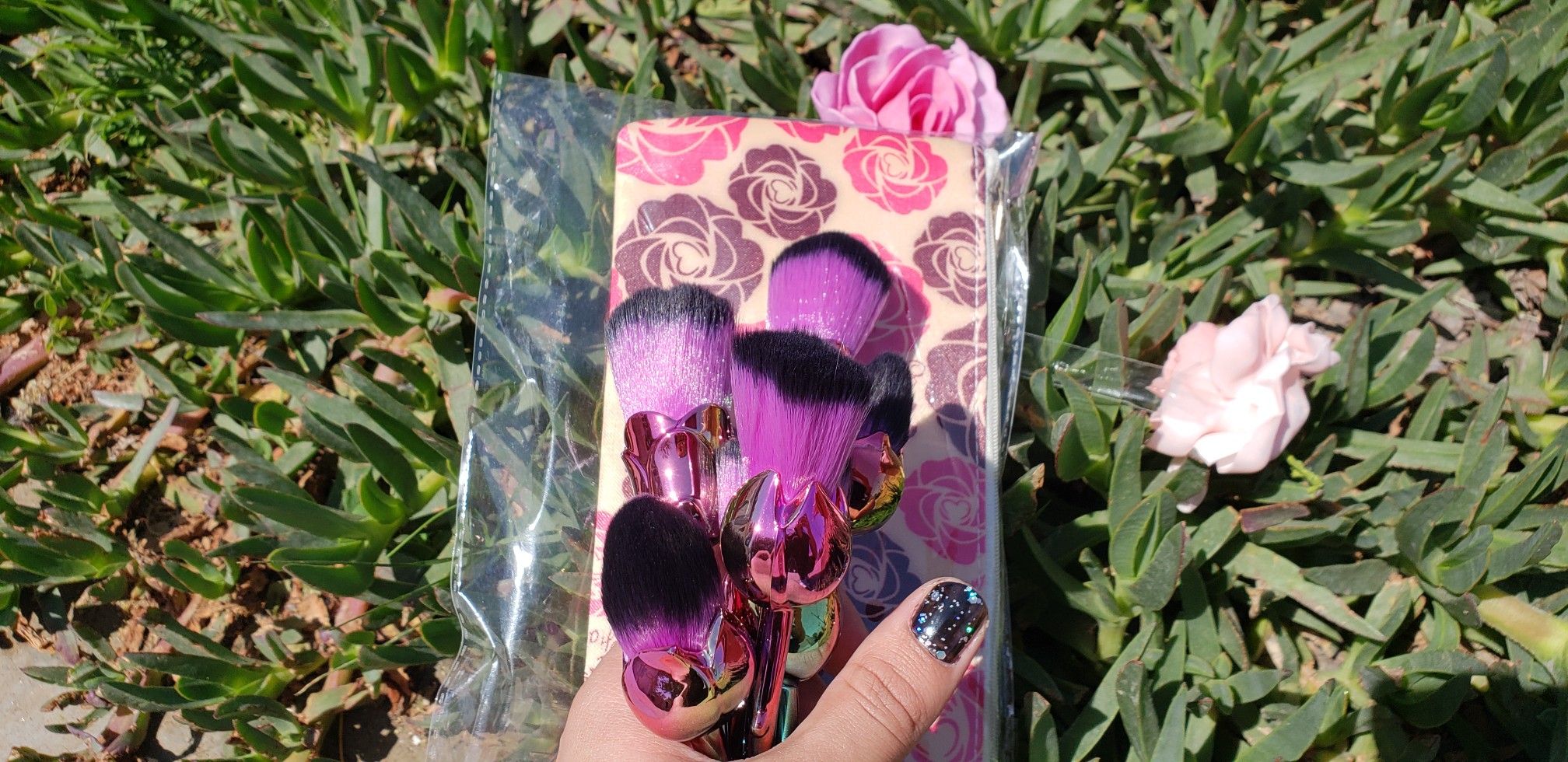 6 pcs beautiful makeup brush set. with Free cosmetics bag. new. good quality