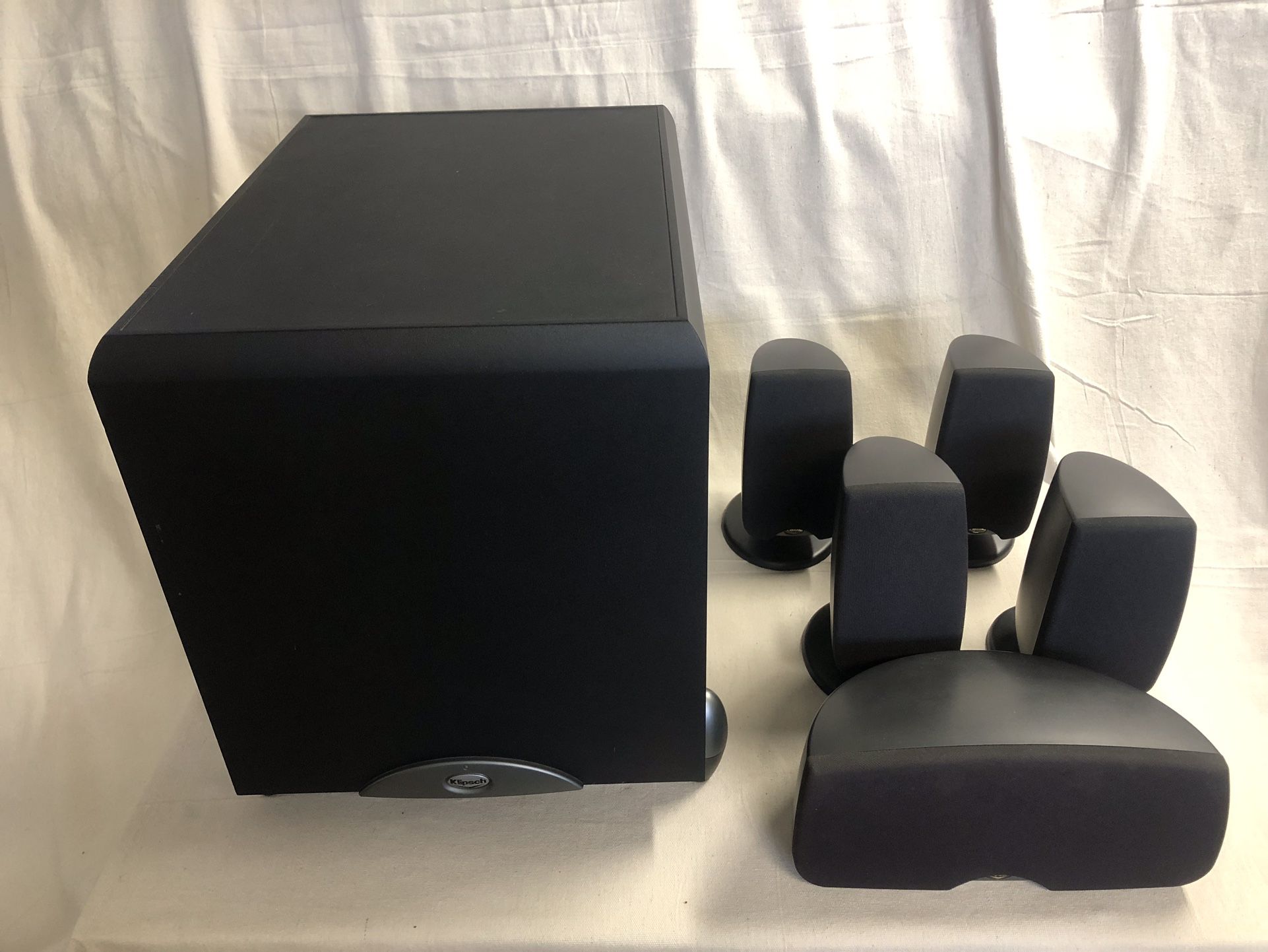 Klipsch Quintet III 5.1 Surround Sound Home Theater System. 1 Center Speaker, 4 Corner Speakers, 1 Sub-10 Woofer