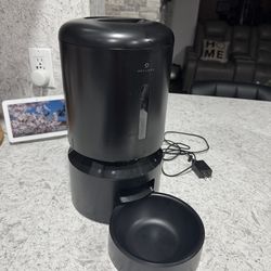 Automatic dog/cat feeder