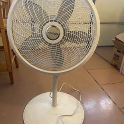 LASKO 3 speed Standing Oscillating Fan