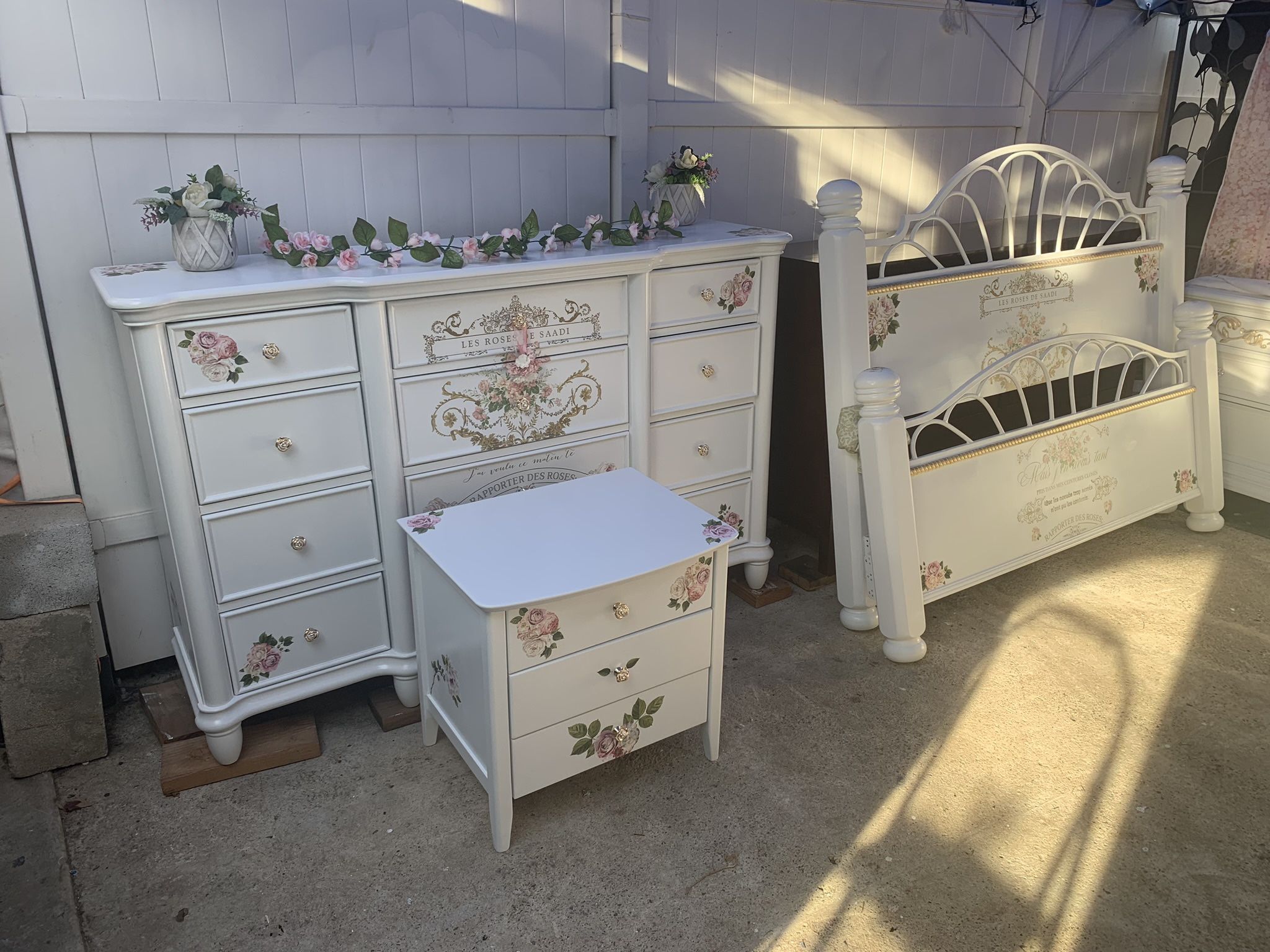French Boho Style Queen Bedroom Set Are Four Pieces, Bed Frame,nightstand,big Dresser,mirror Set Has Been Refurbished!!🌺