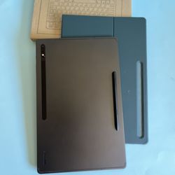 Samsung Galaxy Tab S8 Ultra (2022 Model) 256gb with keyboard, case & Stylus Pen 