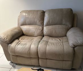 FREE/GRATIS Leather Loveseat