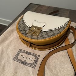 GUCCI GG SUPREME PADLOCK SMALL SADDLE CROSSBODY BAG