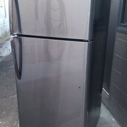 APARTMENT SIZE REFRIGERATOR (19CF)DELIVERED
