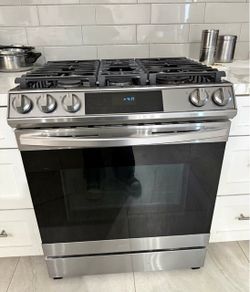 Samsung 30" Slide-In Gas Range — 5 Burner, Air Fry, Convection, Wi-Fi
