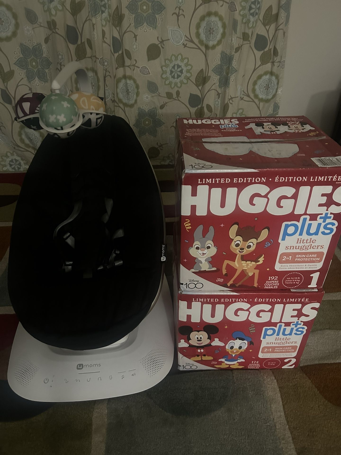 4moms mamaRoo + diapers