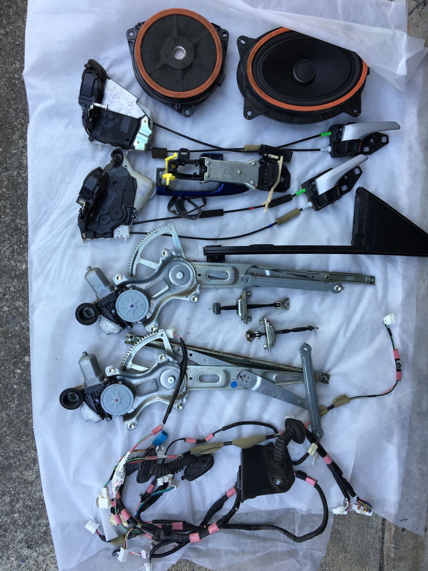 2011 TOYOTA PRIUS FR,RR DOOR PARTS GENUINE PARTS.