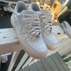 Nike Air Force 1 Low “Triple White” size 8