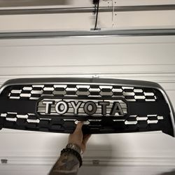 TRD Pro Grille / 03-06 Tundra 