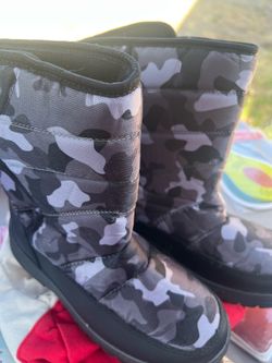 Snow boots size 6