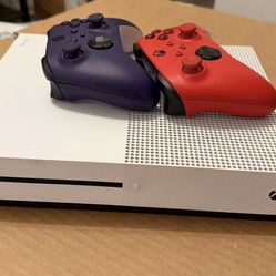 Xbox One S 500GB Bundle - 2 Controllers and Cables