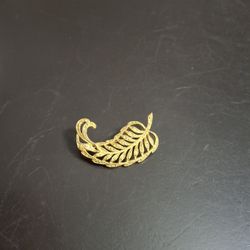 Gold Leaf Feather Plume Brooch In Goldtone 