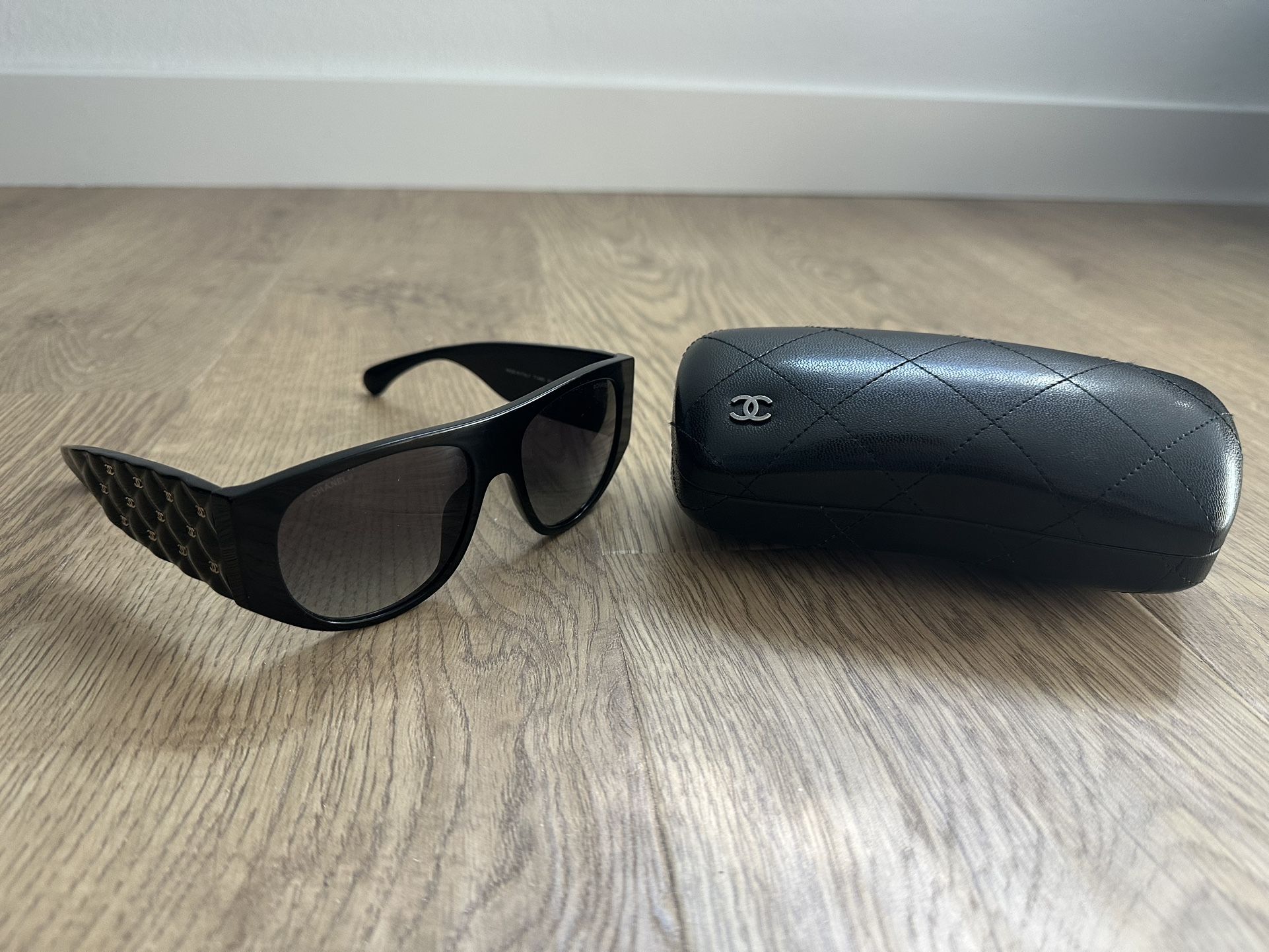 Authentic Chanel Acetate Quilted CC Pilot Black Mini CC Lens  display picture 2