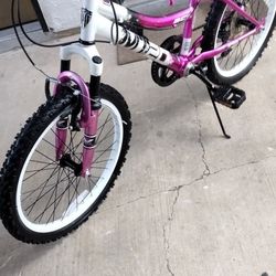 MT24 Kids BMX bike In Excellent Condition. With 6 speeds