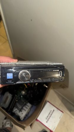 Alpine CDE-143BT car stereo