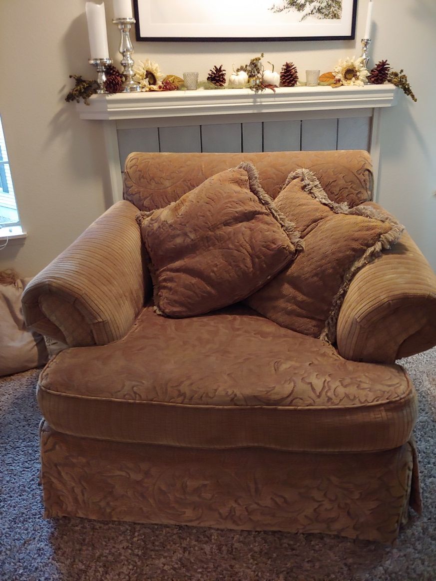 $200  Big chair/Foot Stool/ Small Sofa 