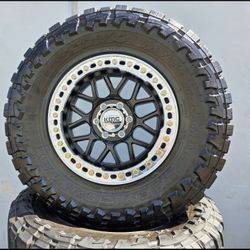 18" KMC GRANADE beadlocks w/ used 35" Toyo MT