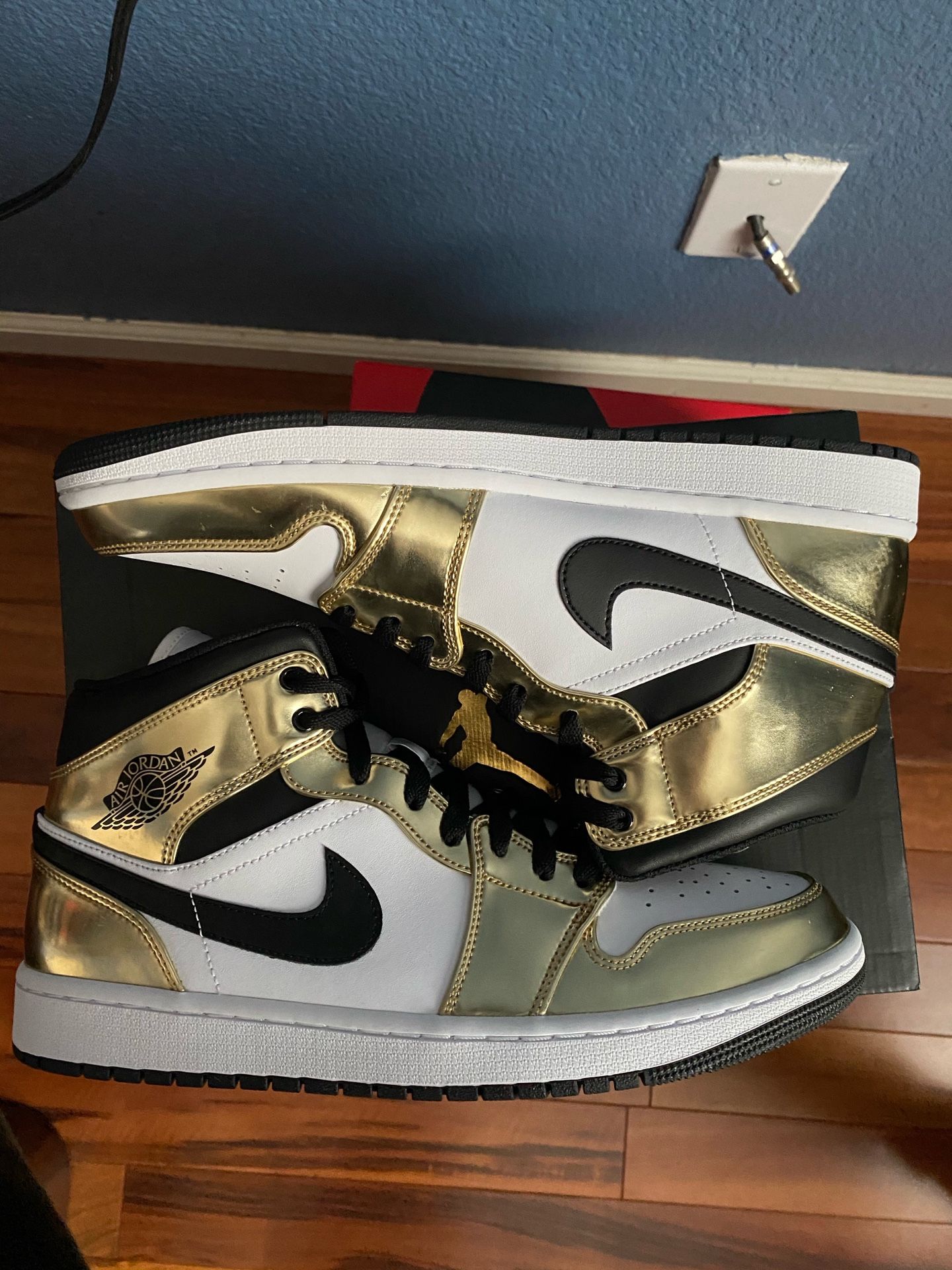 Jordan Retro 1 Mid ‘Metallic Gold’