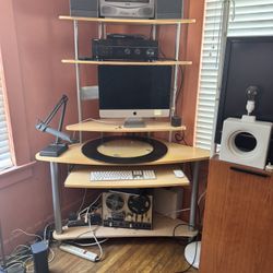 🎧 Multimedia Corner Desk – $125 (Los Angeles