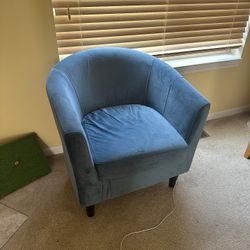 Chic and Comfortable Blue Velvet Accent Chair – Great Condition!
