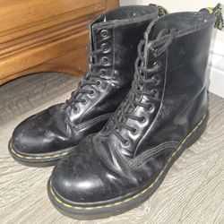 Women's size 8 Dr Martens boots